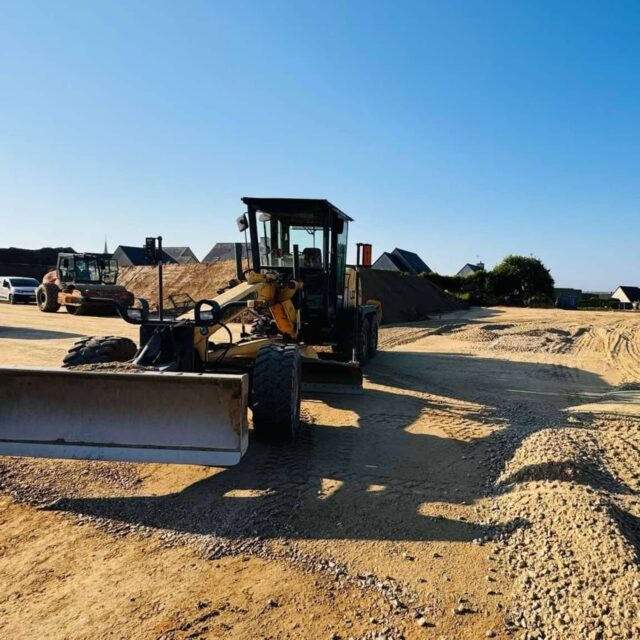 Nouveau chantier en cours à Saint-Pol-de-Léon !

Notre équipe a attaqué les terrassements et l’empierrement des plateformes pour un futur EHPAD. Une étape clé pour assurer la pérennité de bâtiments durables!

Au delà d’un projet technique, cette typologie de chantier est une contribution à un lieu pensé pour l’inclusion et l’accueil de nos seniors dans les meilleures conditions.

Bravo à nos équipes sur place pour ce travail de qualité !

#terrassement #empierrement #chantier #ehpad #inclusion #saintpoldeleon #btp #construction #viedechantier #vrd