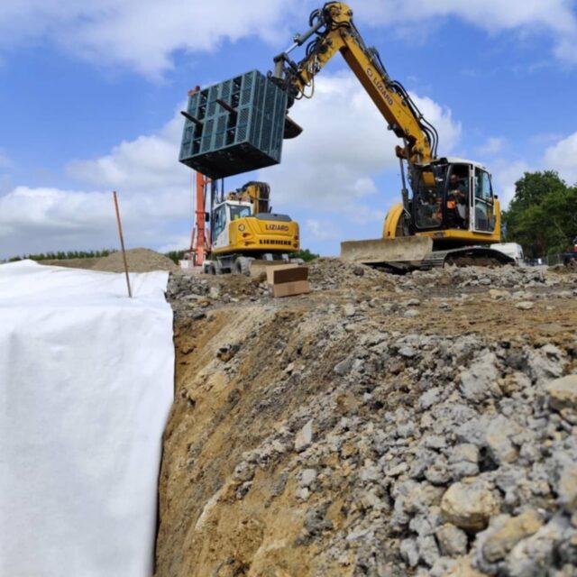 Aujourd'hui on part en Pays des Abers, sur le chantier du nouveau magasin Aldi de Lannilis.
Notre équipe réseaux est en cours de pose d'un SAUL - Structure Alvéolaire Ultra-Legere - pour la gestion des Eaux Pluviales de la parcelle. 

#reseaux #eauxpluviales #gestion #saul #viedechantier #vrd #chantier #construction