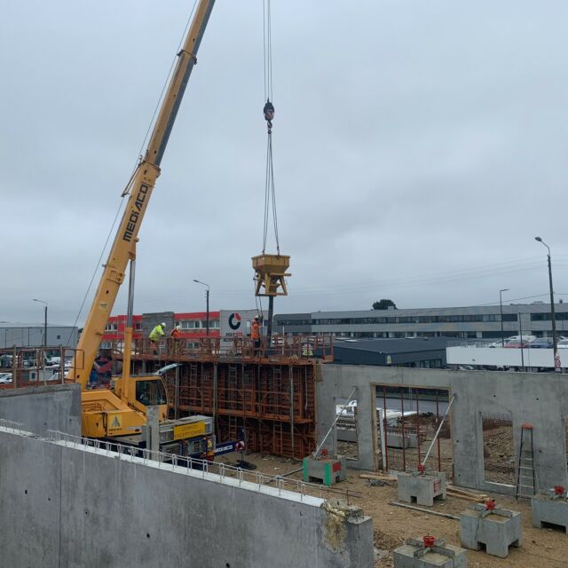 🏗️🌟 Nouvelle étape pour le bâtiment de la SCCV HERA à Brest ! Nos équipes ont entamé la création des voiles banchés cette semaine, préparant ainsi le terrain pour l'installation prochaine des prédalles. Nous avons opté pour la location des banches chez Mateloc. 🏢✨ #Construction #Bâtiment #Brest