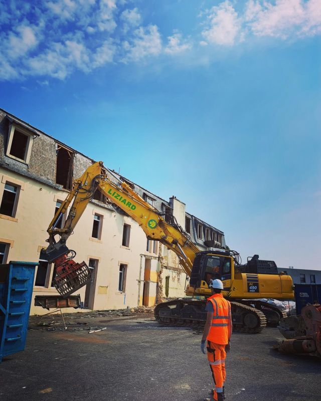 Nos équipes sont sur place pour le premier coup de pelle de la démolition du collège Sainte Jeanne d’Arc à Crozon
 
#pc490 #komatsu #demolition