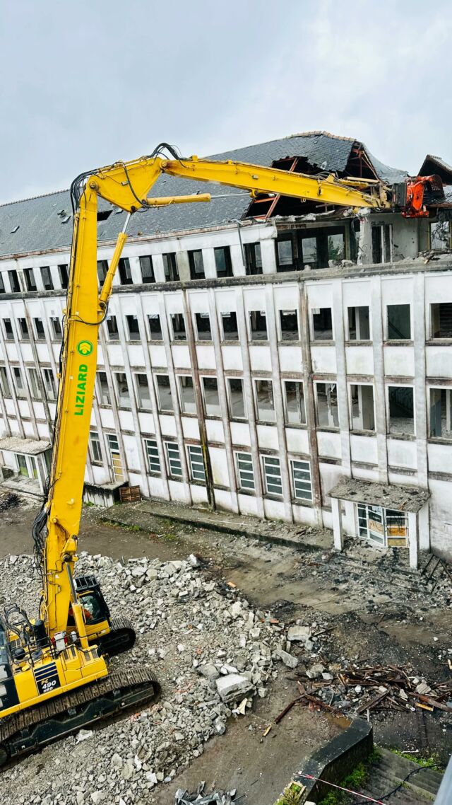 Démolition de l’ancien IUFM de Quimper à la pelle grande hauteur. 
💫
#demolition #deconstruction #quimper#liziard